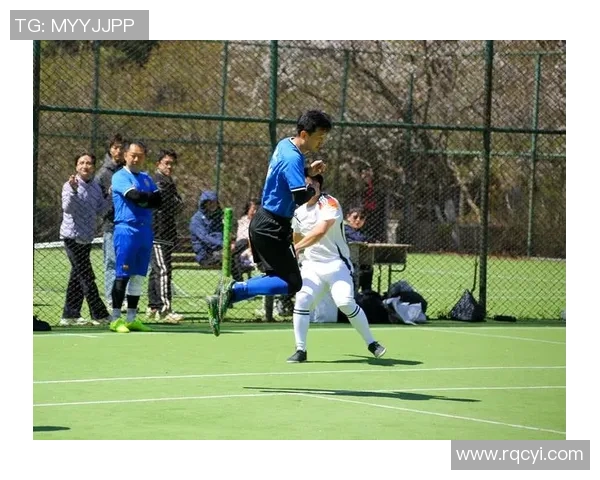 足球巨星激情瞬间高清定格 球场经典动作尽显风采